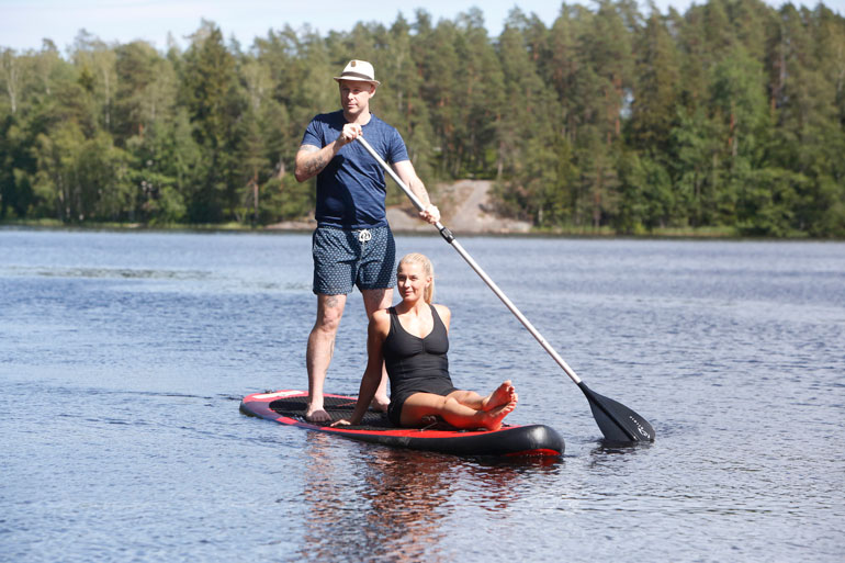 – Hengailemme paljon järvellä ja kävelemme usein kansallispuistossa. Talvisin Darren jo hiihteleekin, Monika kehaisee.