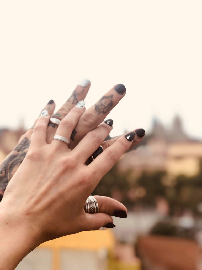 Onnellinen pariskunta julkaisi uutisensa Instagramissa heti kihlauksensa jälkeen.