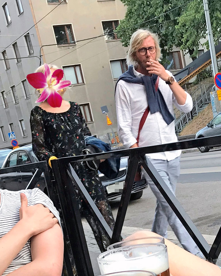 Terassille saapuessaan Kimmo tuprutteli tupakkaa.