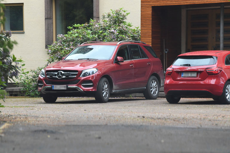 Antin kaupunkiasunnon edustalla oli kuvaushetkellä isännän oma Mercedes-Benz. Auton hinnat yltävät käytettynäkin 100000 euroon.