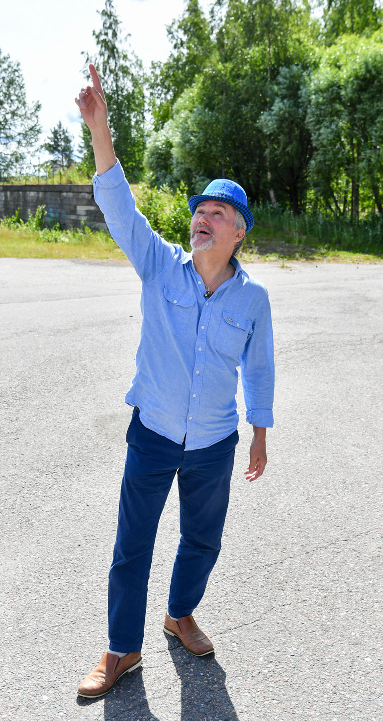 Kosminen yhteyshenkilö näyttää, mistä hänet kaapannut ufoalus tuli.