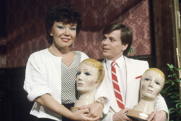 Jättihitti Avaa hakas toi Kakelle Emma-patsaan vuonna 1984. Rinnalla toinen iskelmätähti Anita Hirvonen.