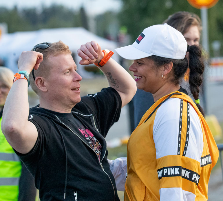 Hetkeä ennen lyyhistymistään Sampolla oli vauhti päällä, ja Minttu-vaimoakin vielä hymyilytti.