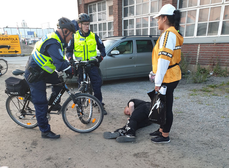 Polkupyöräpoliisit tulivat tarkastamaan maahan lyyhistyneen Sampo Kaulasen kunnon.