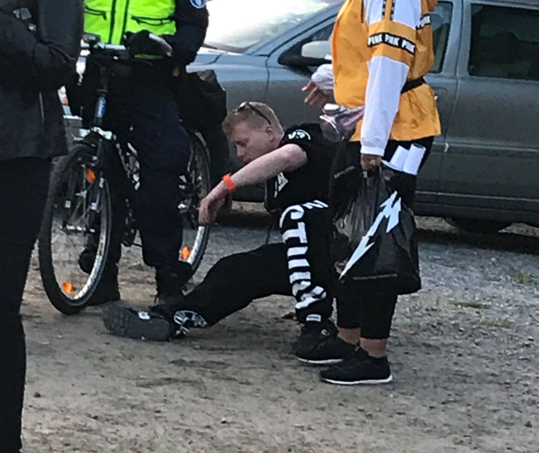 Päihtynyt Sampo ei pysynyt yrityksistä huolimatta pystyssä.