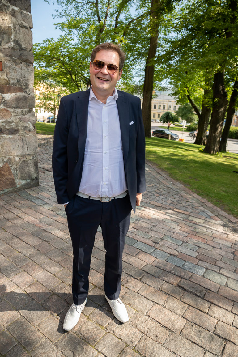 Jethro Rostedt oli seremoniamestarina Topin ja Nadjan häissä.