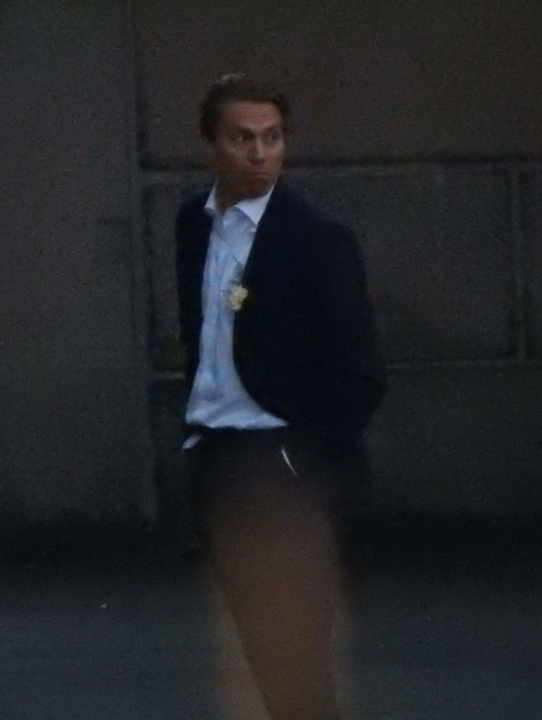 Sulhasen veli ja bestman Markus Granlund tuli kesken hääjuhlan pihalle vilvoittelemaan.