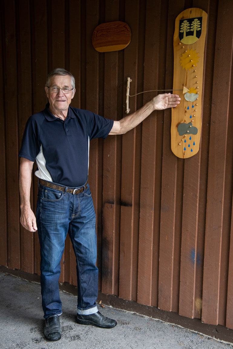 Matti osoittaa säämittaria, joka on tuulen ja sateen puolella. – Tämä on loppuvuoden kuva.