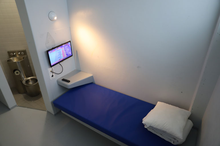 Poliisin mukaan selliin saa television niin halutessaan.