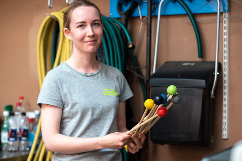 Eeva-Maria esittelee apinoiden koulutuskeppejä. Naarasapinoiden koulutuskeppien pallot ovat värillisiä. Uroksilla kepit ovat väreiltään musta, harmaa ja valkoinen.