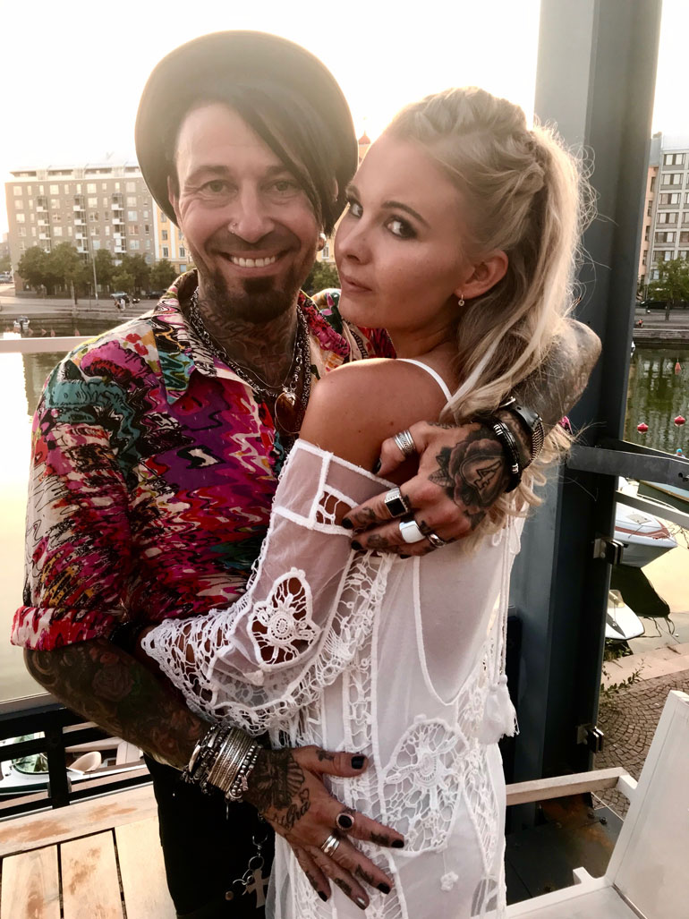 Jupe ja Helena juhlivat kihlajaisiaan helsinkiläisen Hampton Bay -rantaravintolan kattoterassilla.