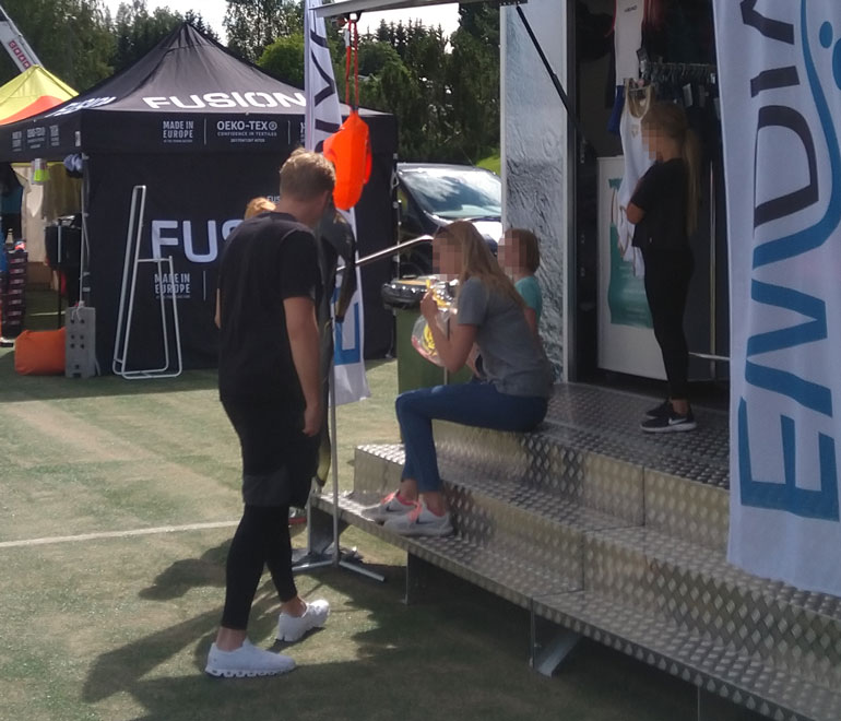 Kun Martina kävi lauantaina triathlon-kilpailua Joroisissa, Stefan tutustui kisa-alueen kauppoihin.
