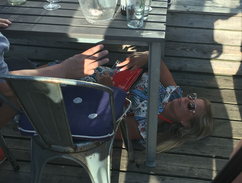 Kesken kostean iltapäivänsä Hanna päätti mennä makaamaan ravintolan pöydän alle.