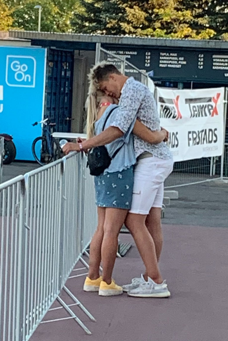 Jesse ja Monica halailivat pitkään, eivätkä he välittäneet uteliaiden katseista.