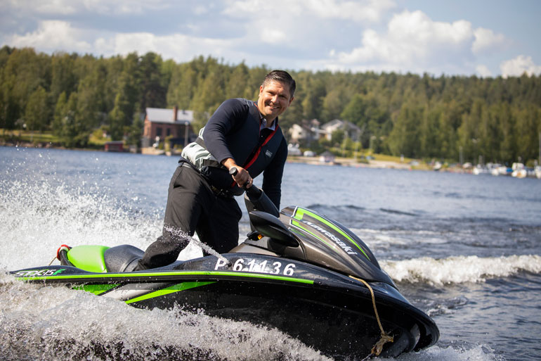 Leifin Kawasaki-jetissä on 160 hevosvoimaa ja huippunopeus on jopa 130 kilometriä tunnissa.