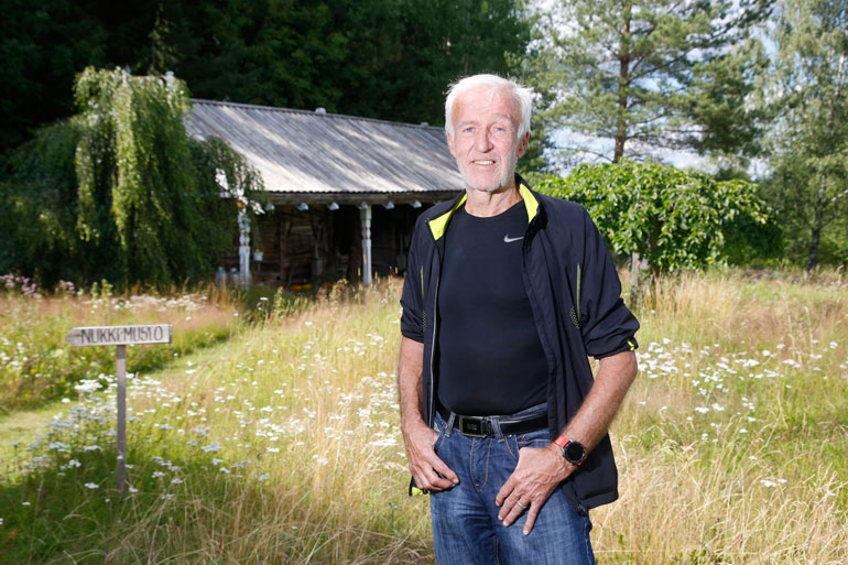 Ekku on istuttanut Hyrsylän Mutkaan toista sataa puulajiketta. – Luonto on terapiaa. Kuntokin pysyy hyvänä, kun touhuaa luonnossa.