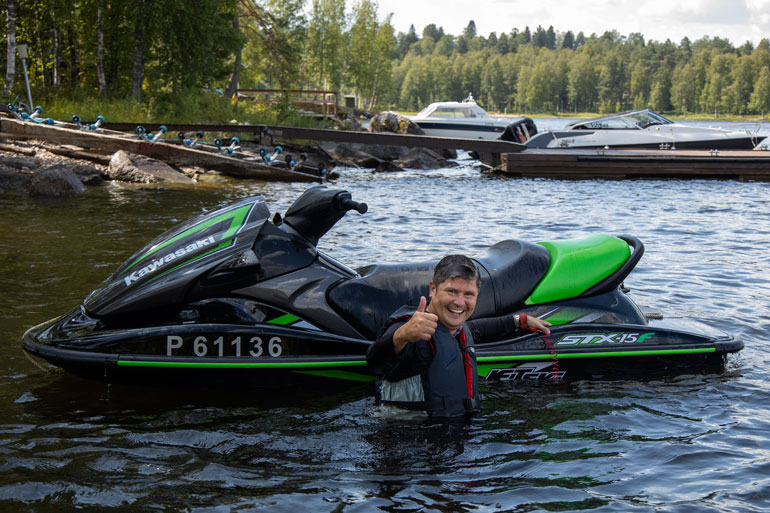 - Kaikki hyvin, iloinen Leif Lindeman näyttää kaatumisensa jälkeen. Vesijetti kellahti Keiteleeseen tanssitähti kyydissään.