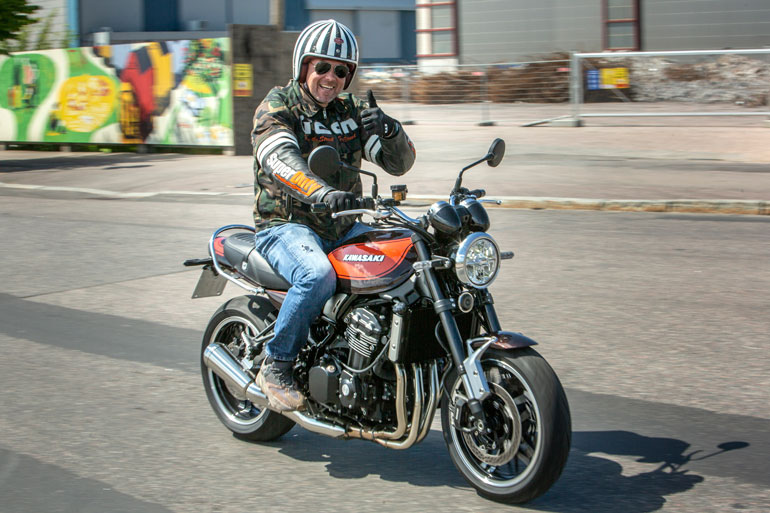 – Tässä on unelmapyöräni Kawasaki Z900RS, Arttu paljastaa.