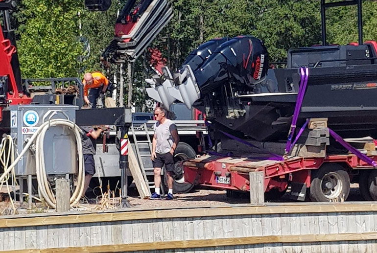 Venettä valmisteltiin kuljetukseen Kotkassa Suulisniemen satamassa.