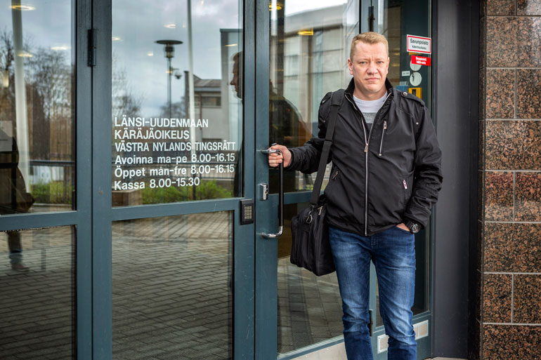 Yölinnusta lähtöpassit 2017 saanut Matti Silmu vaatii veljeltään 60000 euron korvauksia tulonmenestyksistä. Kuva on toukokuulta 2018, jolloin Matti haki tuloksetta lähestymiskieltoa Simolle.