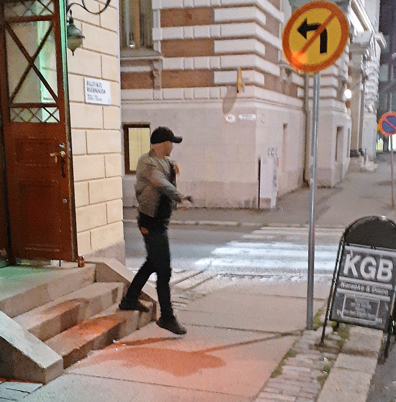 Aku käveli ulos KGB-baarista.