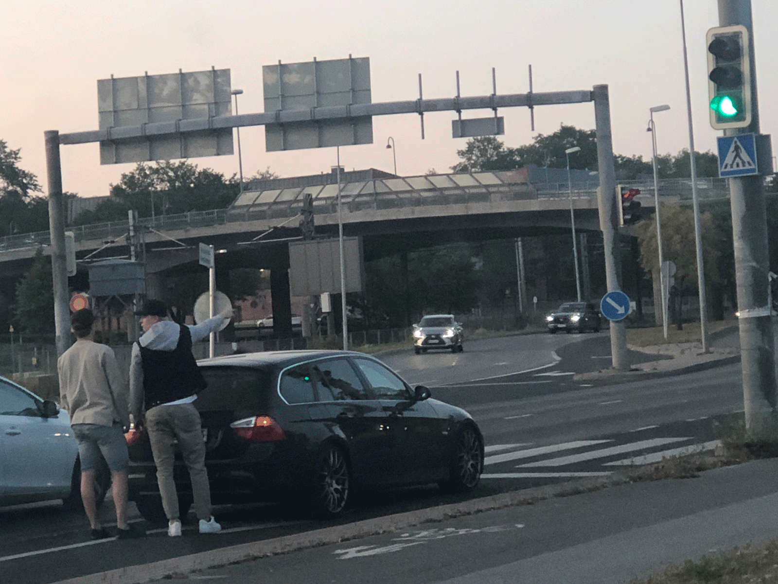 Jonkin aikaa työnnettyään Bemari päätyi lopulta läheisen huoltamon pihalle. Tapaus sattui 3. elokuuta Turun linja-autoaseman läheisyydessä hieman ennen iltakymmentä.