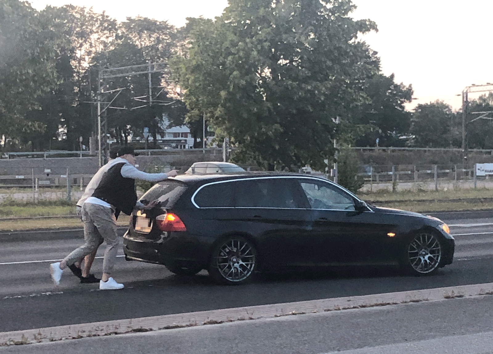 Tuumasta toimeen! Kaapo Kakko ei jäänyt toimettomaksi, kun nuori neito oli Bemarinsa kanssa avun tarpeessa.