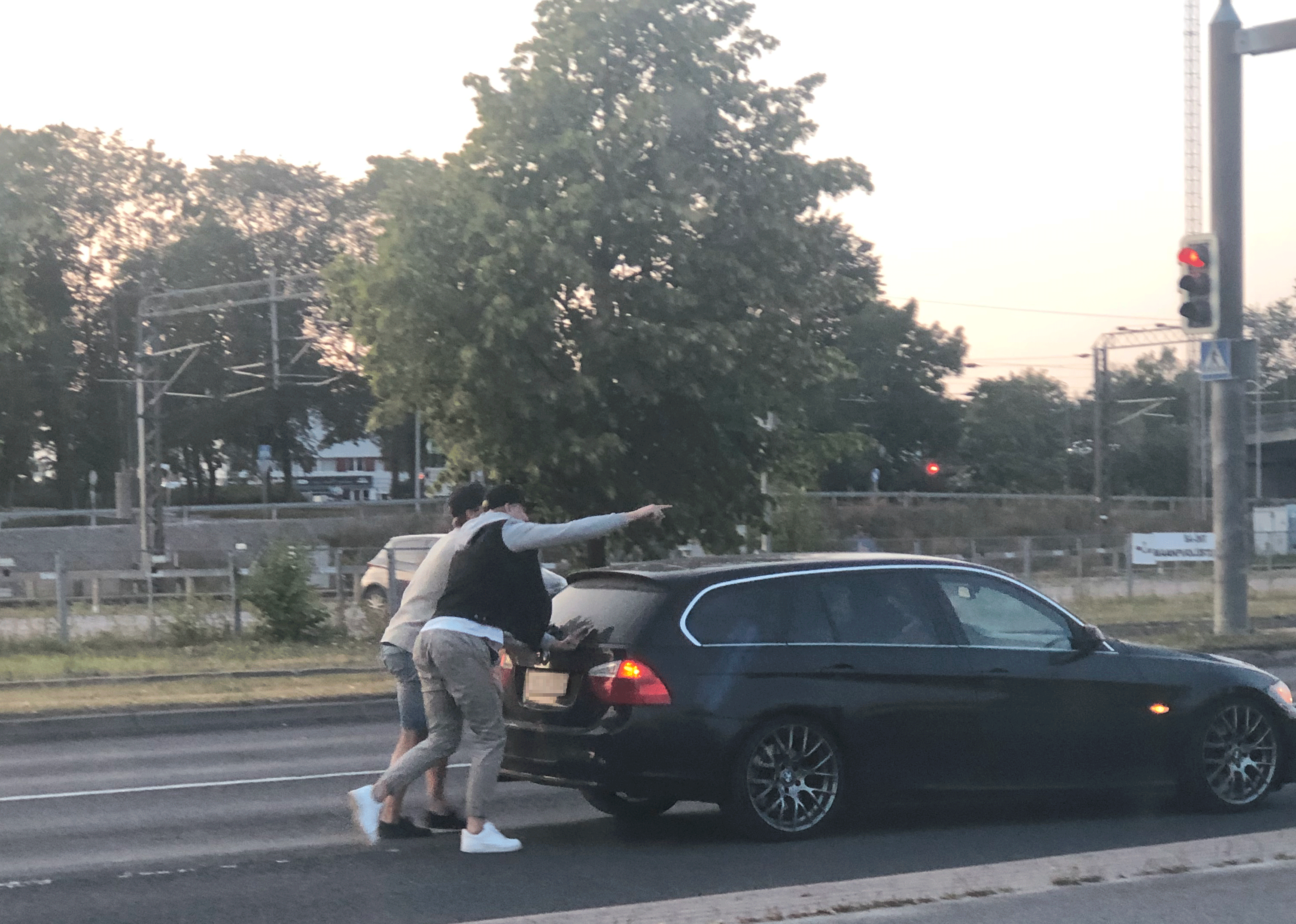 Kaapo työnsi kaverinsa kanssa naisen Bemarin väljemmille vesille pois ajoväylältä.