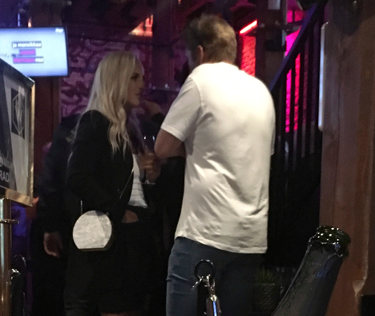 Stefan jutteli Wallis-illan aikana tiiviisti Nanna Karalahden kanssa. Karalahdet ovat läheisiä ystäviä Martinan ja Stefanin kanssa.