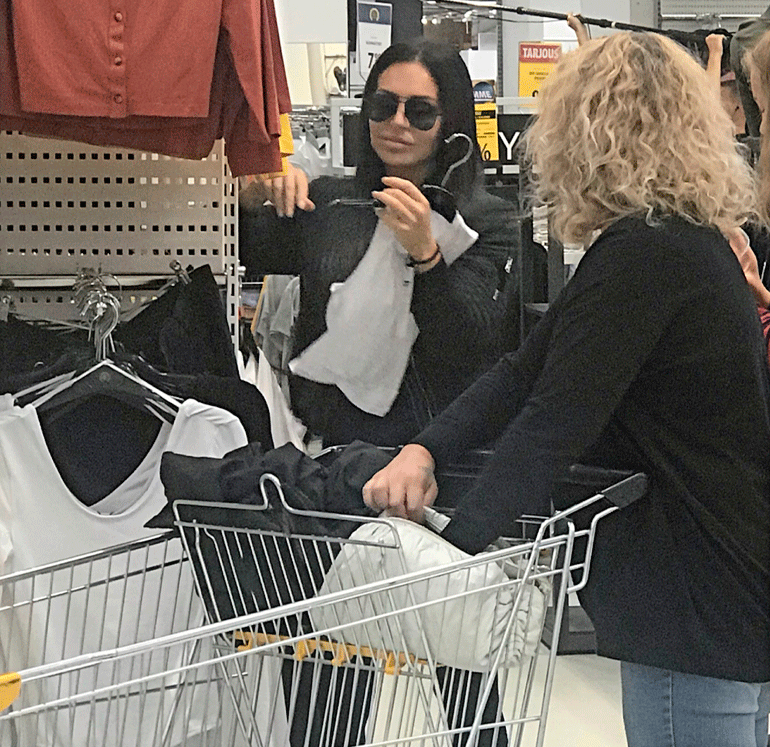 Sofia ihasteli vaatteita Tuurin kyläkaupassa.