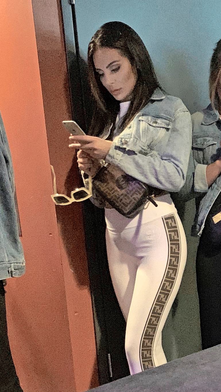 Sofia tuijotti tiiviisti puhelintaan koko festivaalien ajan, myös vessajonossa.