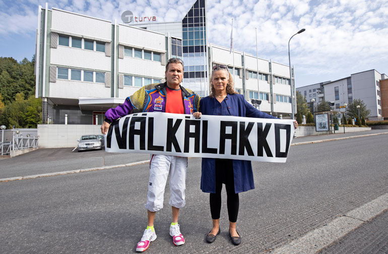 Jari ja Marketta Hautakorpi ovat taistelleet vakuutusyhtiöitä vastaan yli 25 vuotta. Nyt he aloittavat viimeisen epätoivoisen tempauksensa: nälkälakon Turvan edustalla Tampereella. Vakuutusyhtiöä ei vastannut Seiskan kommenttipyyntöihin.