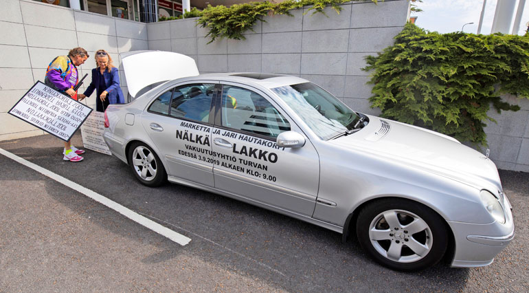 Hautakorvet ovat teipanneet vanhan Mersunkin kylkiin tietoa mielenilmauksestaan. Lakon on tarkoitus alkaa 3.9. kello 9.