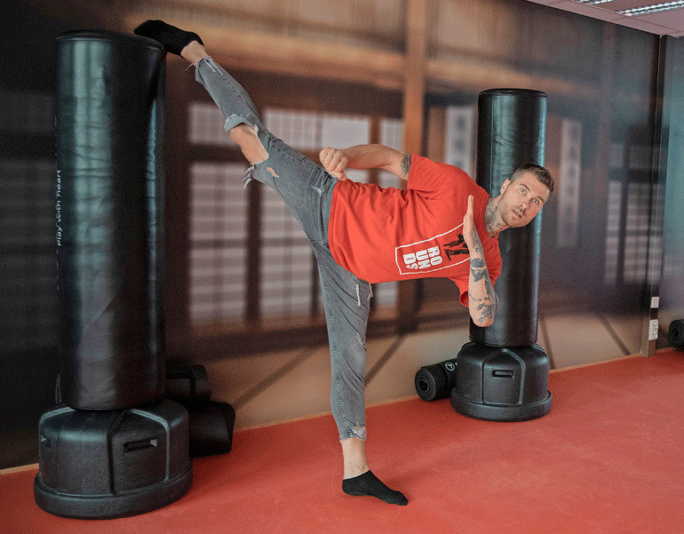 Jani on ollut koko ikänsä kiinnostunut kamppailu- lajeista. Selvittyään toistamiseen syövästä hän toteutti haaveensa ja perusti 12 Rounds -treenikonseptin.