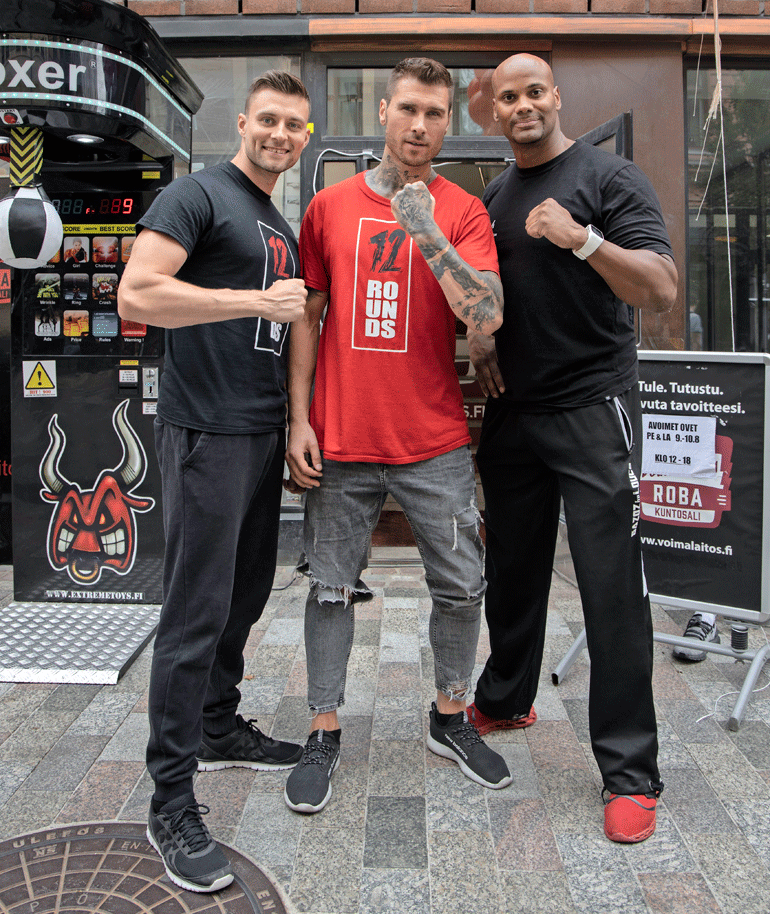 Hunks-ryhmästä tutut Matias Starmans (vas.) ja Jucci Hellström ovat myös 12 Rounds -valmentajia. He ovat tukeneet ystäväänsä syöpätaistelussa. Treenisali on Helsingin Punavuoressa.