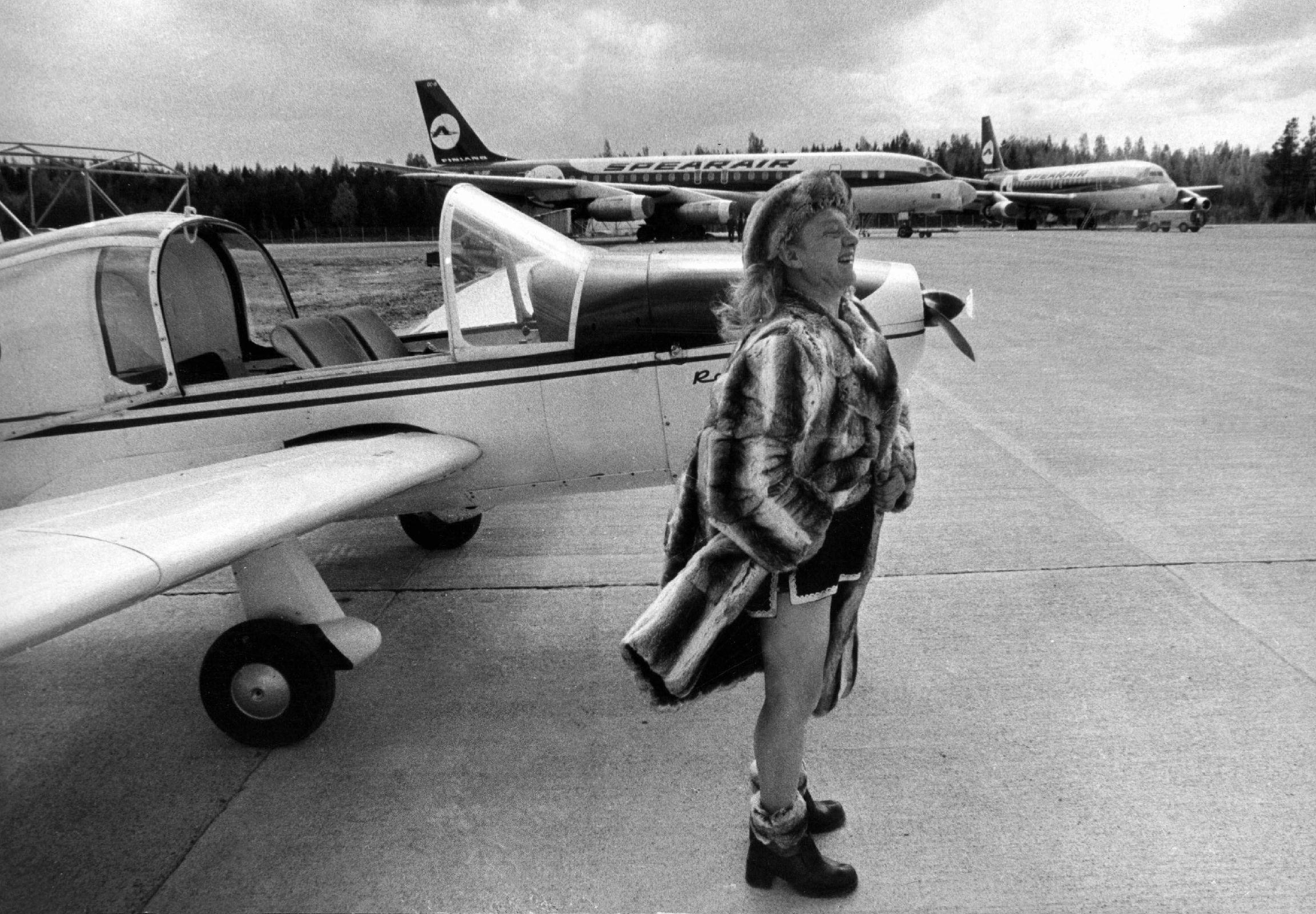 Keihäsmatkojen perustaja Kalevi Keihänen ja kuuluisa chinchillaturkis kuvattuna toukokuussa 1973.