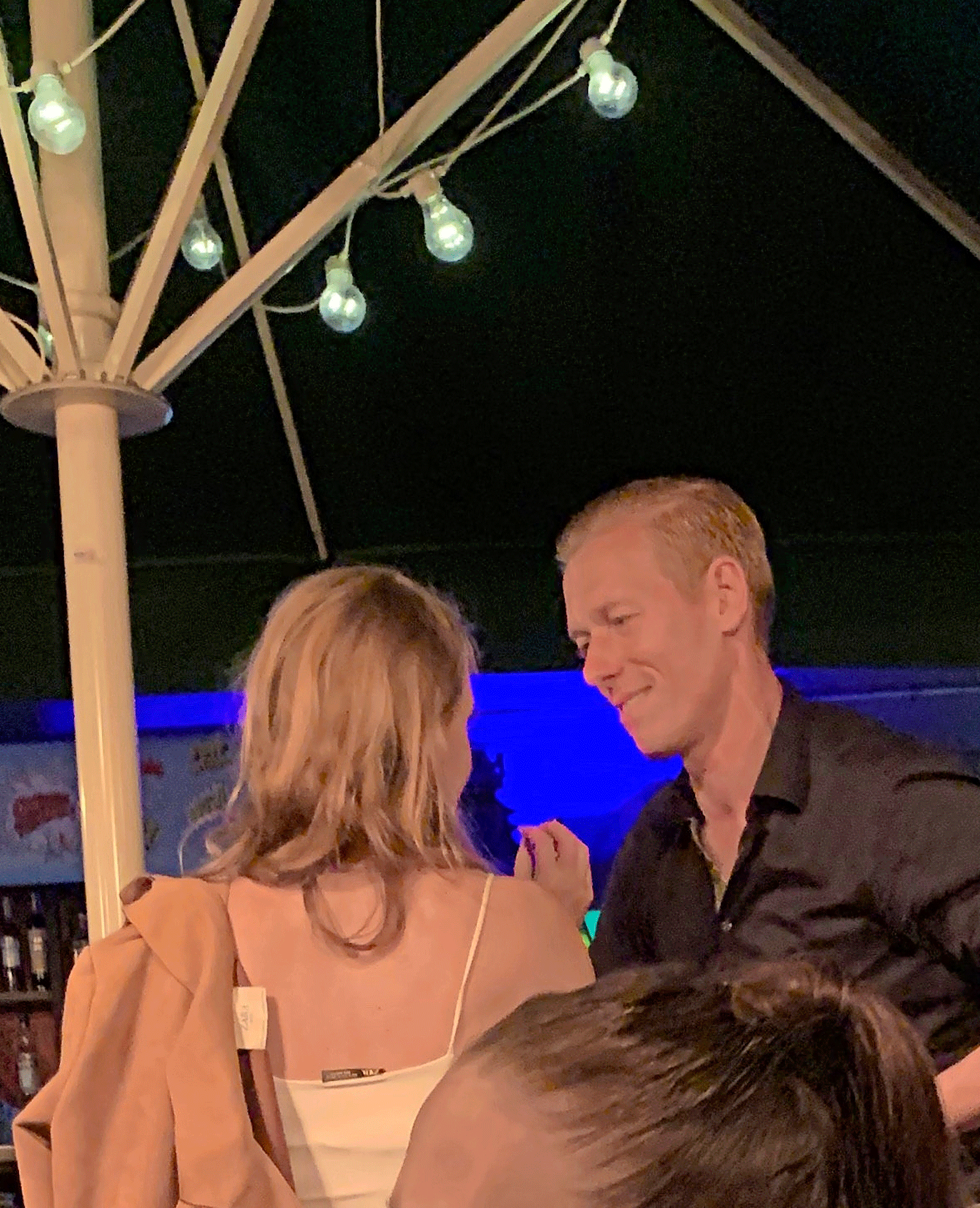 Harvinainen kuva. Juhlatuulella ollut Mikael Forssell viihtyi pitkästä aikaa Helsingin yössä.