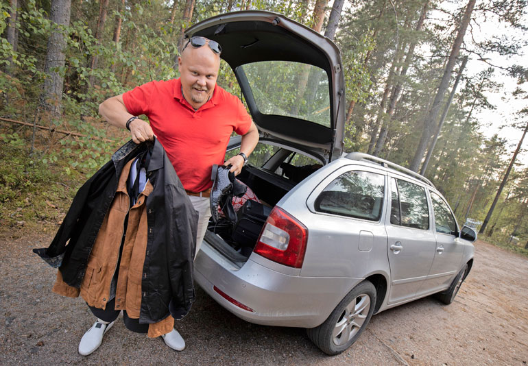 Johannes on ajellut keikoille omalla farmari-Skodallaan, mutta tulossa on isompi sponsoriauto, johon mahtuuu esiintymisvaatteiden lisäksi kalastusvehkeetkin.