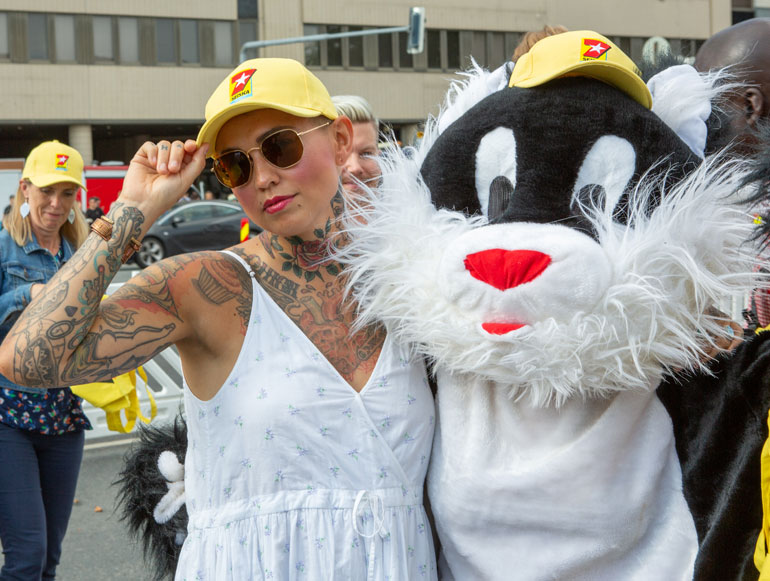 Kohukatilla oli hännässään pitelemistä, kun vastaan käveli suosikkibloggaaja Natalia Salmela, joka otti kissan vastaan kuin vanhan ystävän.