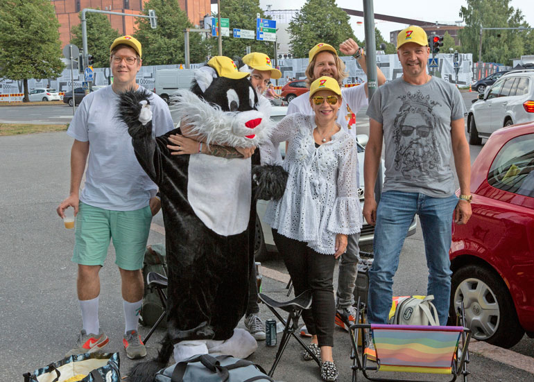 Viisipäinen seurue oli pystyttänyt leirin festarialueen läheisyyteen. Tapio Savolainen, Sampo Virtanen, Toni Petteri, Peppi Helin ja Marko Visma ottivat Kohukatin avosylin vastaan.