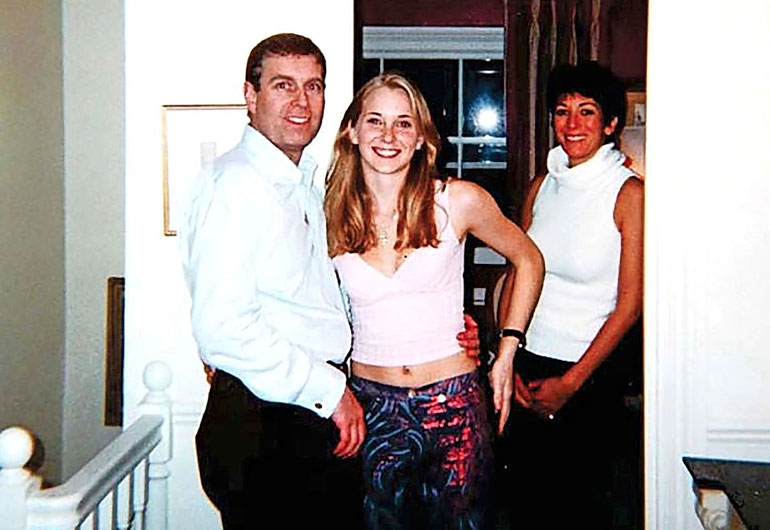 Prinssi Andrew ja 17-vuotias Virginia sekä Epsteinin ex-rakas Ghislane kuvattuna viimemainitun kodissa Lontoossa vuonna 2001.