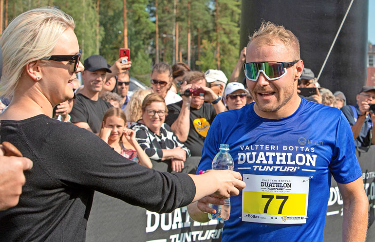 Emilia Bottas seurasi sunnuntaina aviomiehensä edesottamuksia duathlon-kisassa Pajulahdessa. – Olimme porukalla huutamassa ja kannustamassa! On hän kyllä kovassa kunnossa!