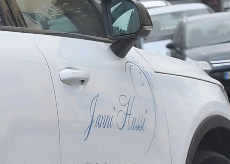 Jannin nimi näkyy selkeästi auton kyljestä.