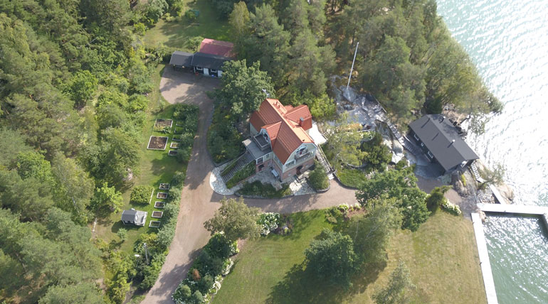 Nyt uusi huvila näyttää tältä. Ulkoasun isoja yksityiskohtia ei ole muutettu käytännössä lainkaan.