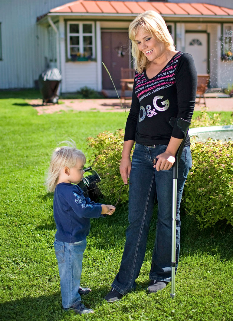 – Minulle naurettiin, kun halusin kävellä kepin kanssa, vaikka oikea puoli ei toiminut. Jalkapöytä laahasi maata joskus niin pahasti, että se oli nahaton, Piia kertoo. Kuva on vuodelta 2008.