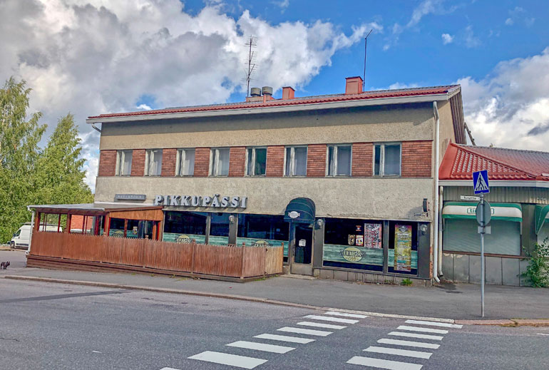 Karkkilalaisten mukaan Andy istuu mieliuten iltaa Pikkupässi-pubissa.