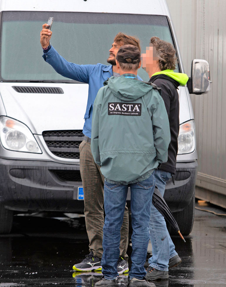 Teemu nappasi fanikuvaselfien äijäporukassa.