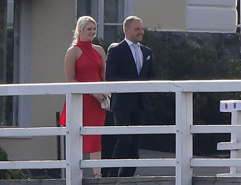 Emilia ja Valtteri hymyilivät onnellisina ennen synttäribileitä.