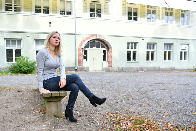 – En lintsannut koulusta koskaan kiusaamisen takia, mutta monet itkut olen sen takia itkenyt. Miksi en kelvannut sellaisena kuin olin, Jenna suree.