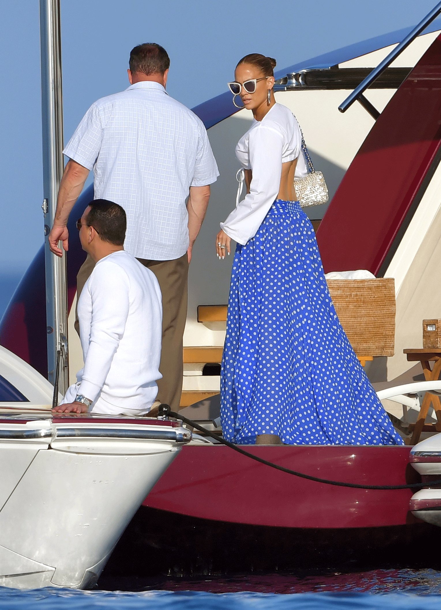 Paparazzit bongasivat Jennifer Lopezin ökyjahdin kannella St. Tropez'issa, Ranskassa.